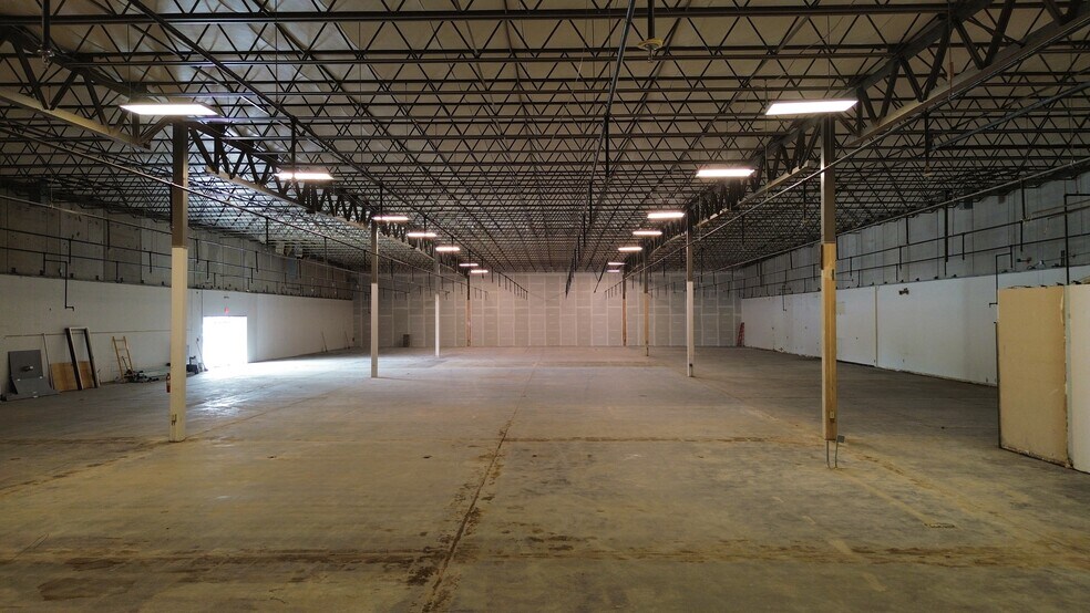More Photos Of 1000 Elmwood Park Blvd, Elmwood Distribution For Lease