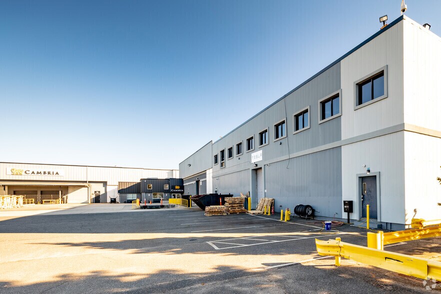 Primary Photo Of 15 Grumman Rd W, Bethpage Manufacturing For Lease