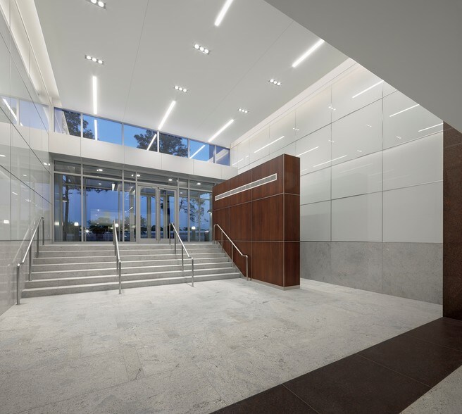 More Photos Of 2800 N Loop Fwy W, Houston Office For Lease