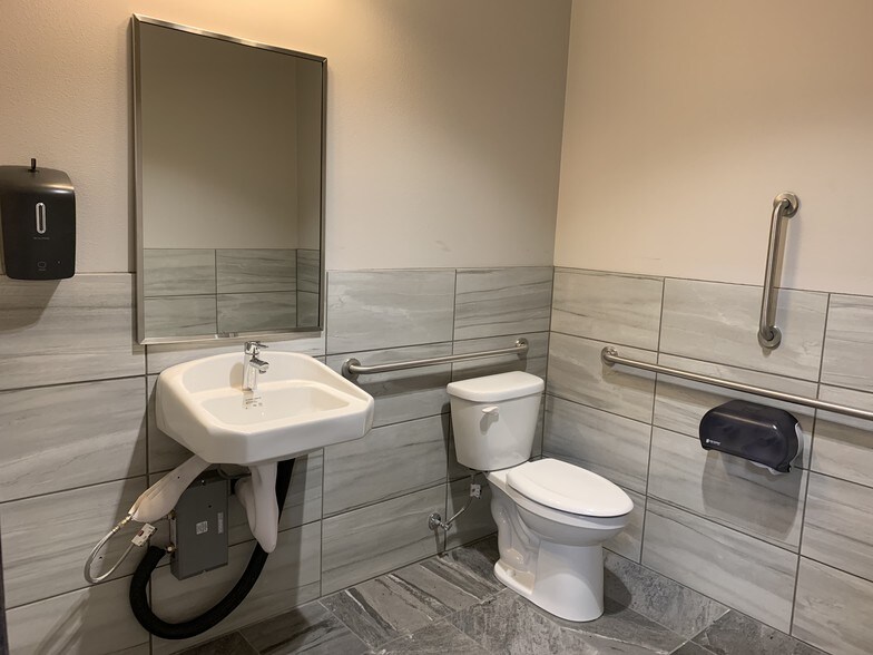 More Photos Of 4206 N Best Rd, Spokane Valley Showroom For Lease