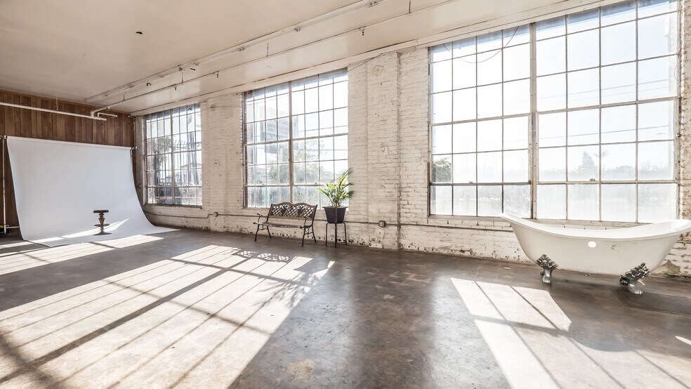 More Photos Of 6000 Avalon Blvd, Los Angeles Warehouse For Lease