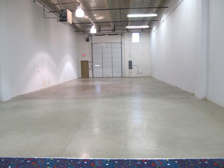 More Photos Of 731 N 17th St, St Charles Light Distribution For Lease