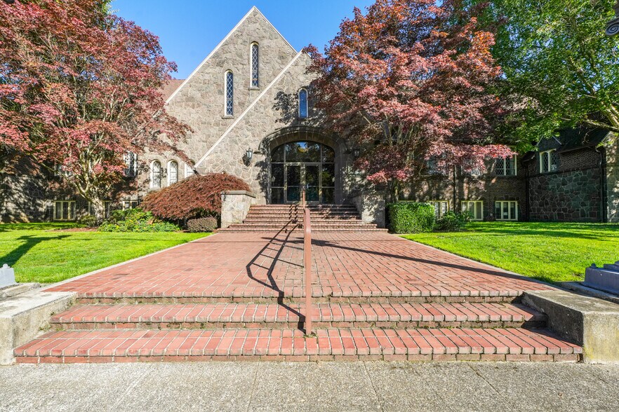 More Photos Of 2931 SE Harrison St, Portland Religious Facility For Lease