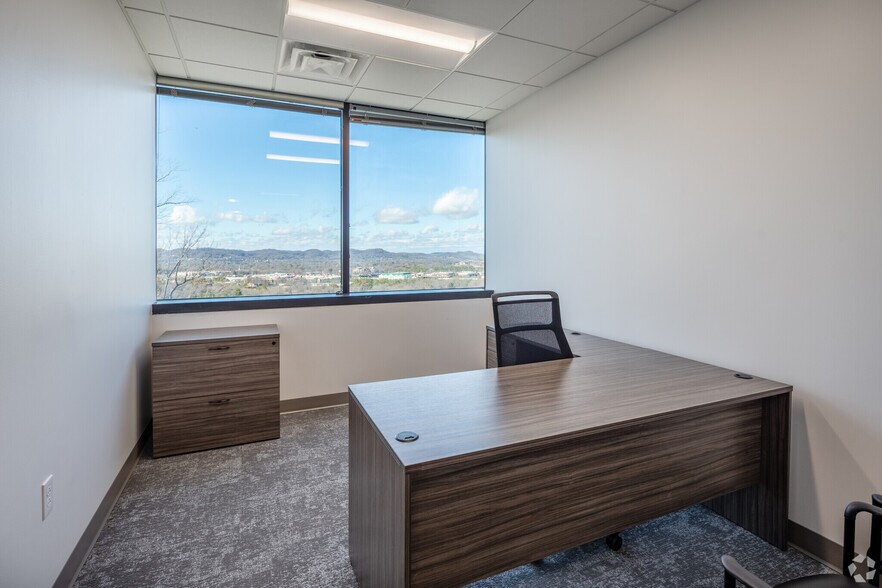 More Photos Of 214 Overlook Cir, Brentwood Office For Sale