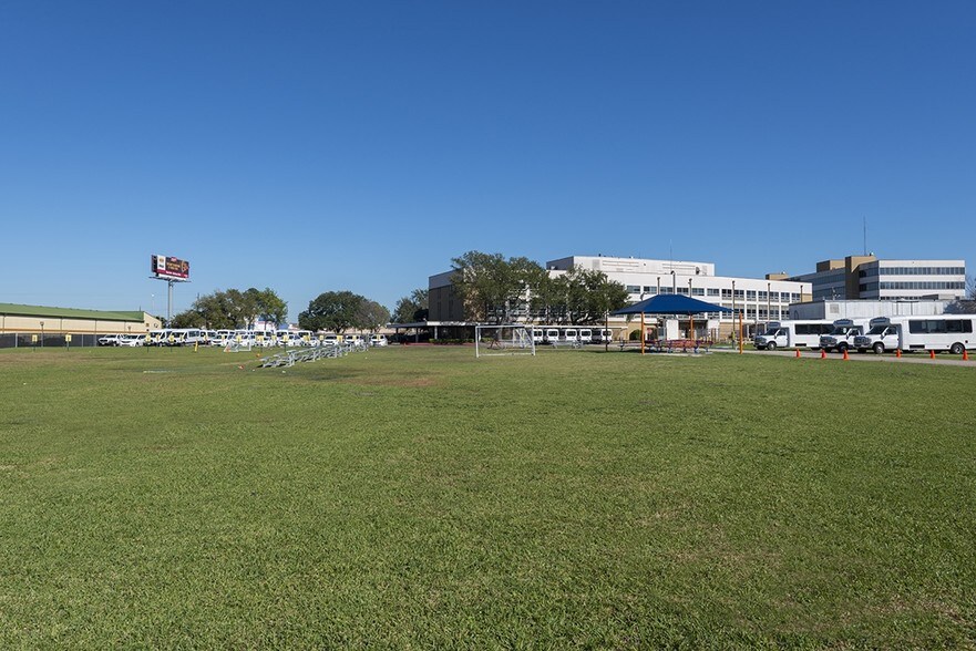 More Photos Of 7407 North Fwy, Houston Hospital For Sale