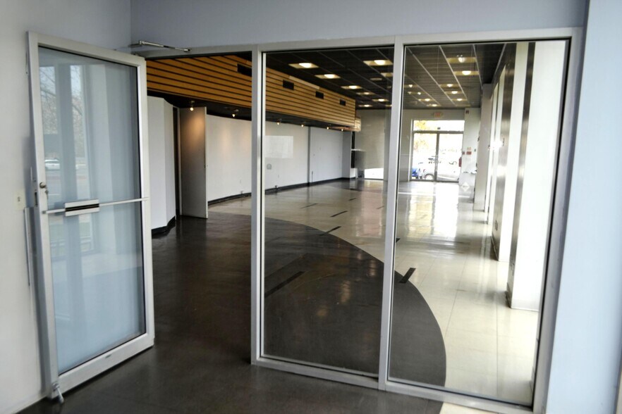 More Photos Of 10 Robertson Ave, White Plains Auto Dealership For Lease