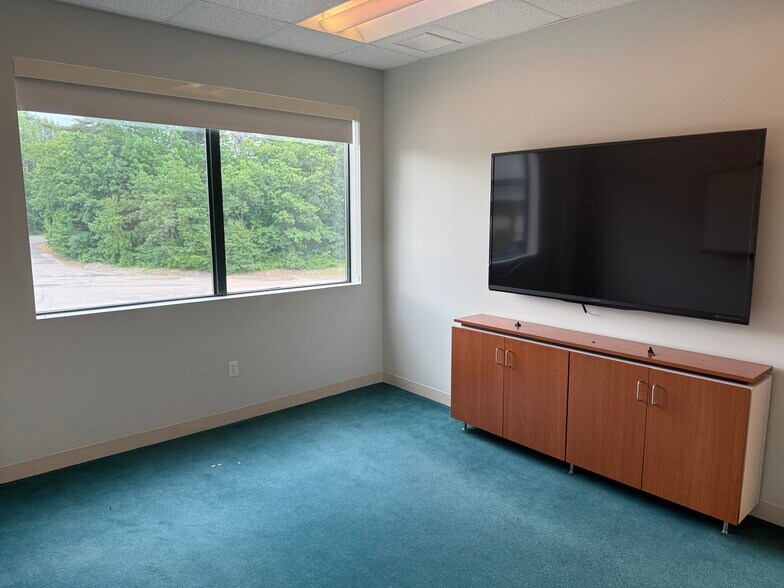 More Photos Of 2 Stonewood Dr, Freeport Office For Lease