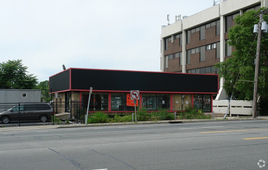 Primary Photo Of 105 Northern Blvd, Great Neck General Retail For Sale