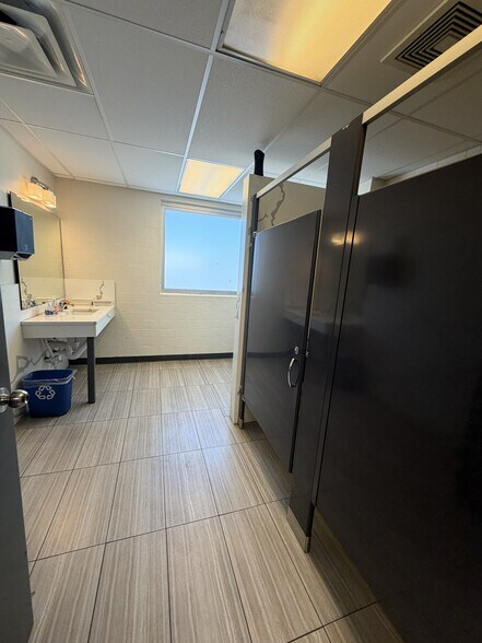 More Photos Of 3299 N 7th St Tfwy, Kansas City Manufacturing For Sale