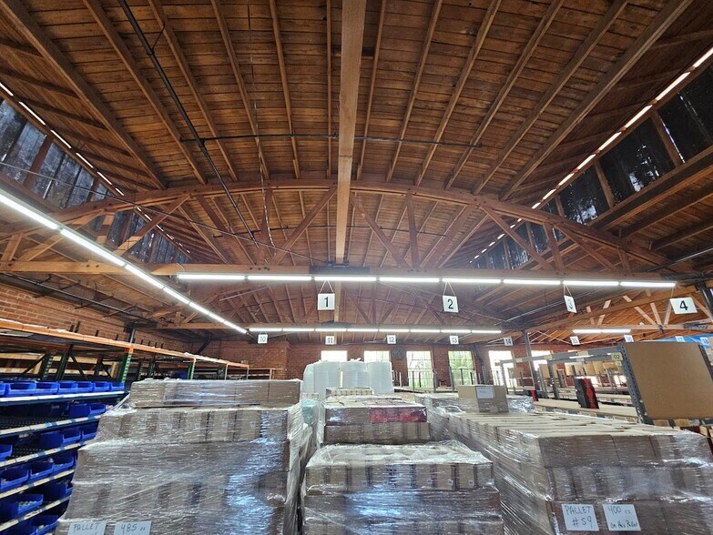 More Photos Of 2417 E 24th St, Los Angeles Warehouse For Lease