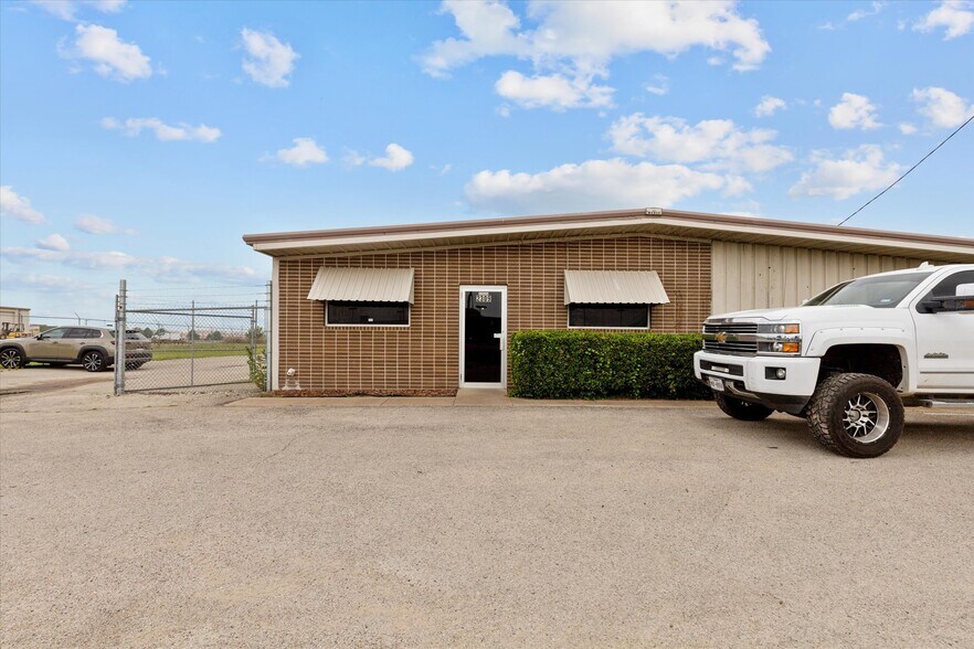 More Photos Of 2305 N Main St, Cleburne Flex For Sale