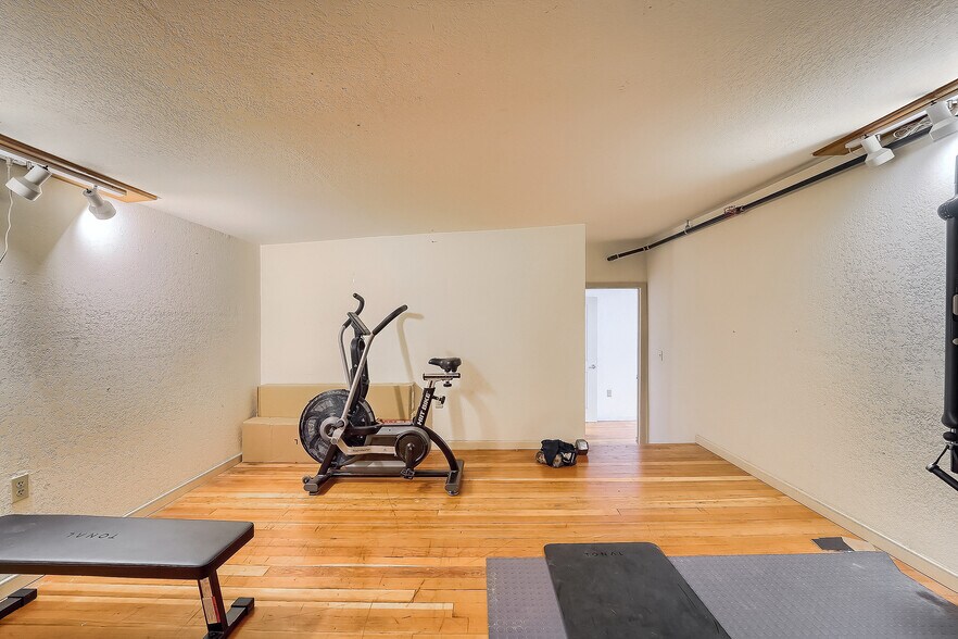 More Photos Of 611 2nd Ave, Longmont Showroom For Sale