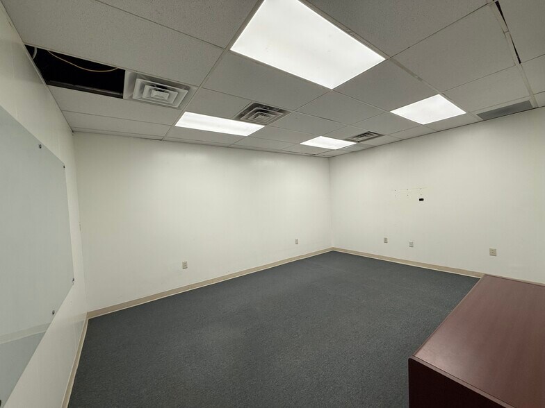 More Photos Of 750 Trumbull Dr, Pittsburgh Warehouse For Lease