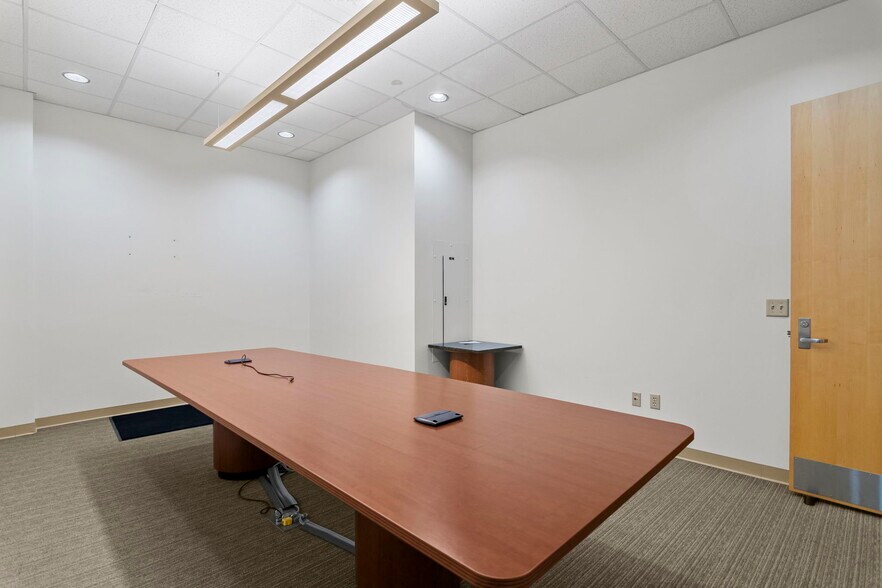 More Photos Of 15 SW Old State Capitol Plz, Springfield Office For Lease