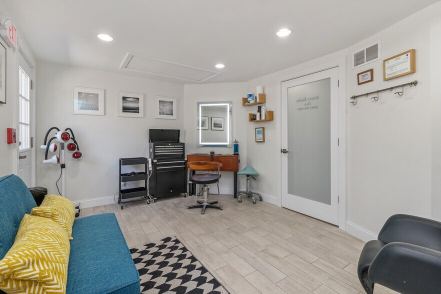 More Photos Of 712 Main St, Hyannis Storefront Retail Office For Sale