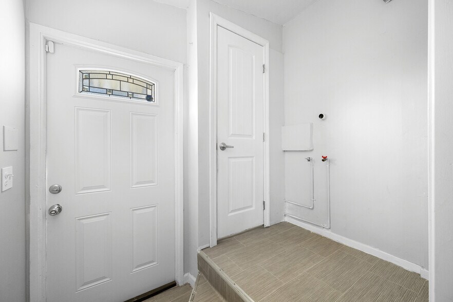 More Photos Of 7798 Foothill Blvd, Tujunga Freestanding For Sale