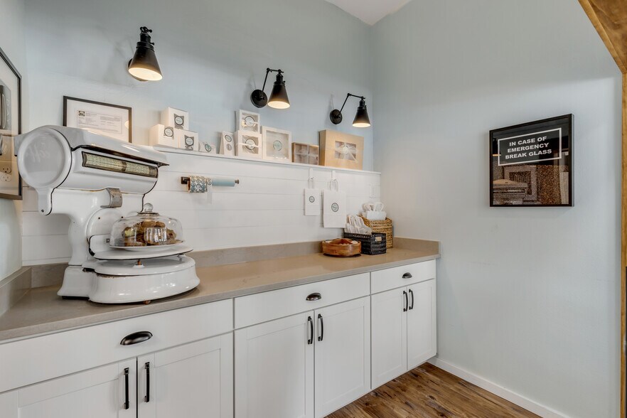 More Photos Of 218 N Orange St, New Smyrna Beach Freestanding For Sale