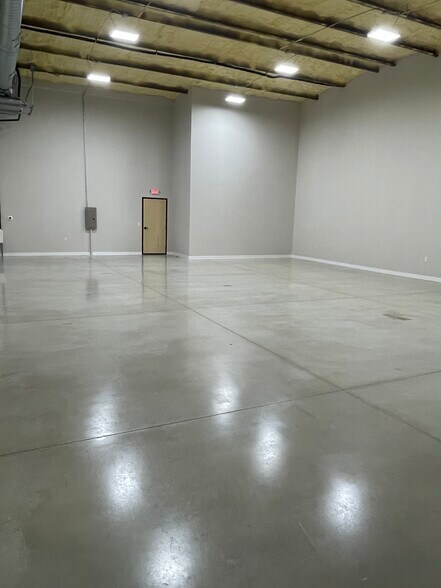 More Photos Of 720 S Bell Blvd, Cedar Park Warehouse For Lease
