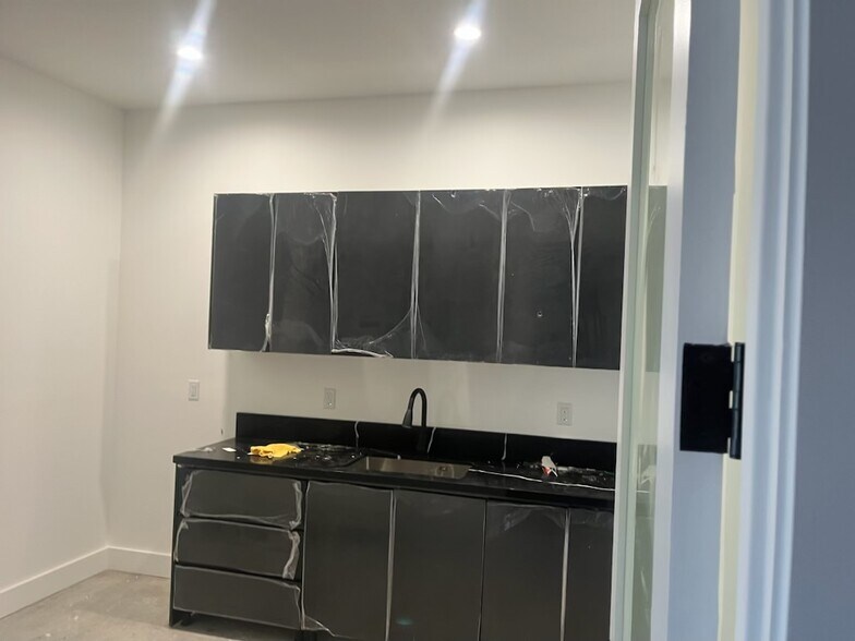 More Photos Of 738 E 61st St, Los Angeles Warehouse For Lease