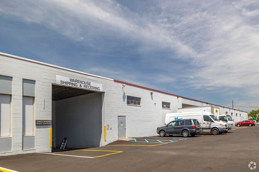 More Photos Of 150 Commerce Rd, Carlstadt Warehouse For Lease