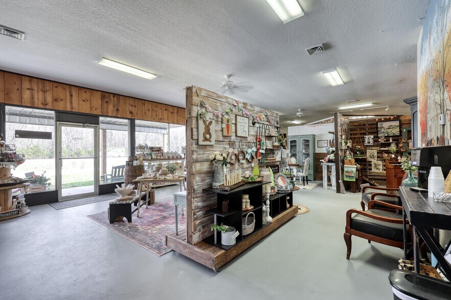 More Photos Of 8637 Oxbow Ln, Neosho Specialty For Sale
