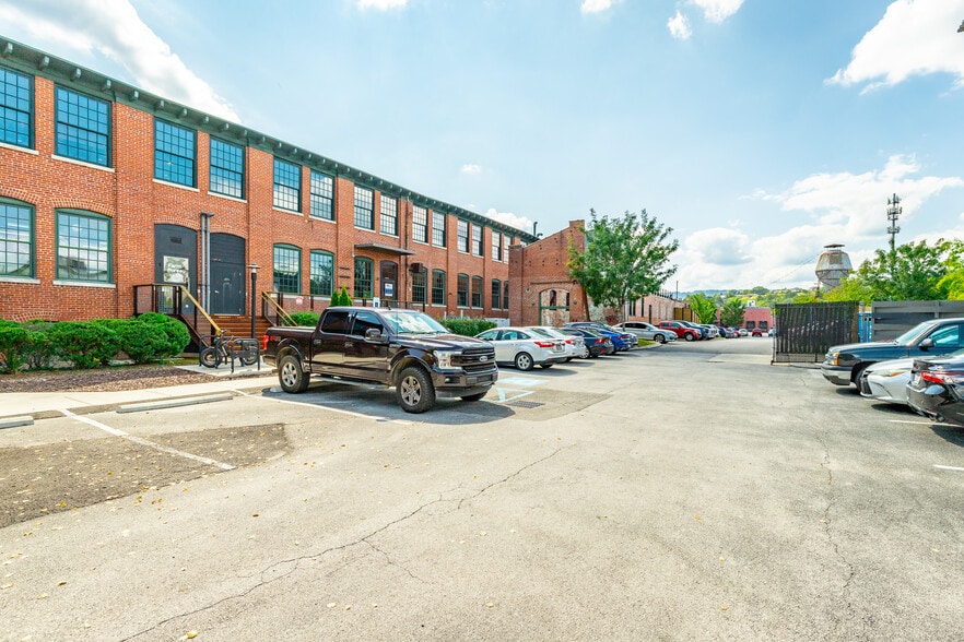 More Photos Of 205 Manufacturers Rd, Chattanooga General Retail For Lease