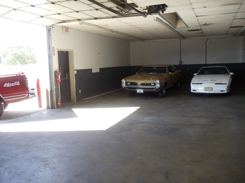 More Photos Of 9 Flint Rd, Toms River Showroom For Lease