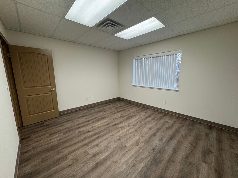 More Photos Of 5628 W Clearwater Ave, Kennewick Warehouse For Lease