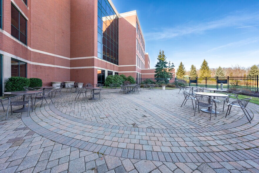 More Photos Of 1 Griffin Rd N, Windsor Office For Sale