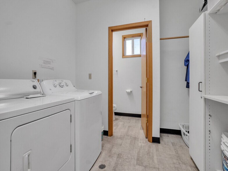 More Photos Of 711 W Main St, Sheridan Veterinarian Kennel For Sale