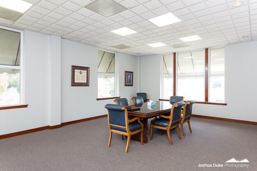 More Photos Of 215 N College Ave, Fayetteville Office For Lease