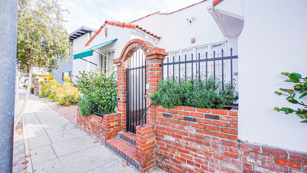 More Photos Of 1020 Pico Blvd, Santa Monica Storefront Retail Office For Lease