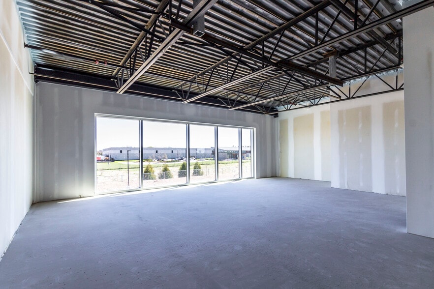 More Photos Of 585 Hanlon Creek Blvd, Guelph Showroom For Lease