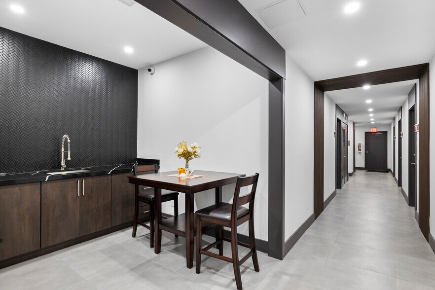 More Photos Of 2640 Hollywood Blvd, Hollywood Office For Lease