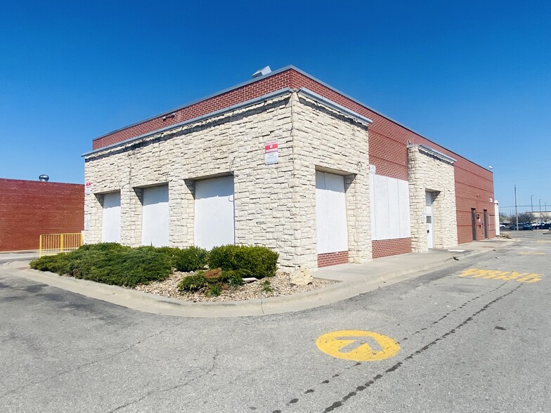 Primary Photo Of 1050 N Broadway St, Wichita Fast Food For Sale