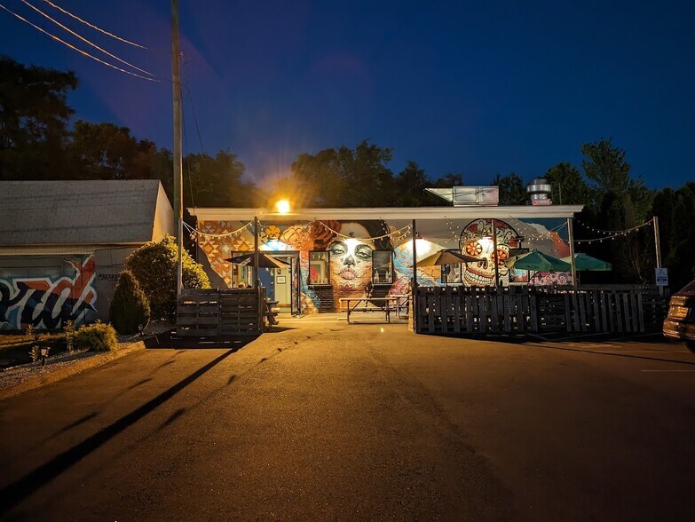 More Photos Of 22 Raymond Rd, West Hartford Freestanding For Lease