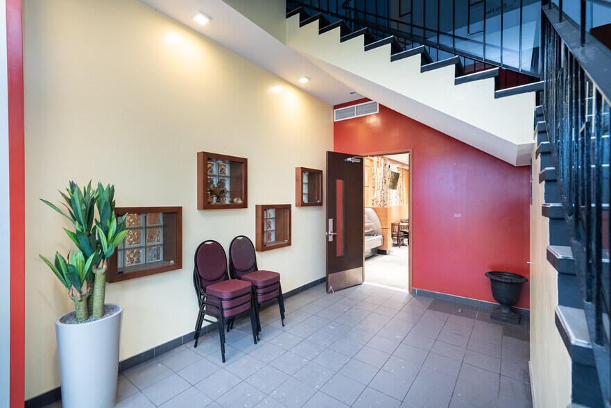 More Photos Of 2464-2466 St Bélanger, Montréal General Retail For Sale