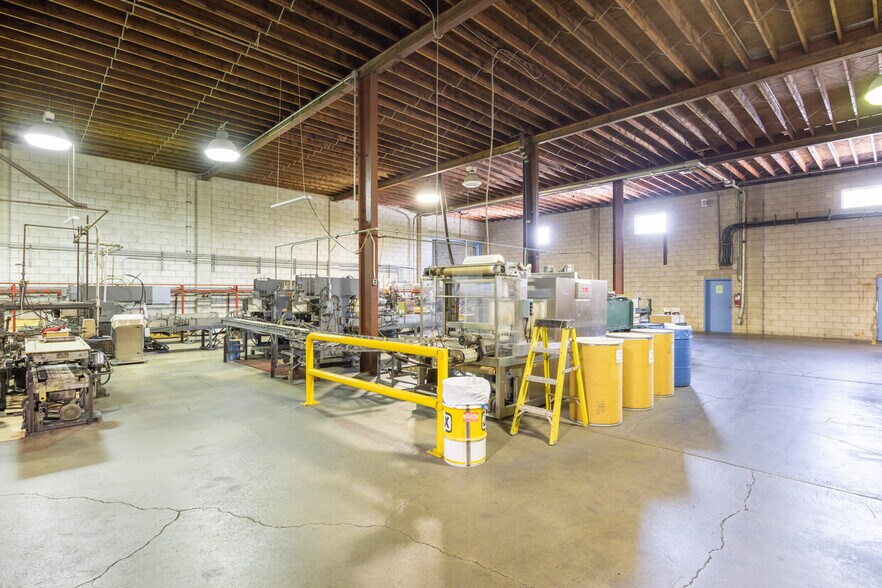 More Photos Of 324 County Road 34, Kingsville Manufacturing For Sale