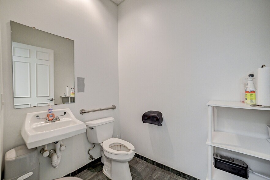 More Photos Of 2515 Cordes Dr, Sugar Land General Retail For Sale