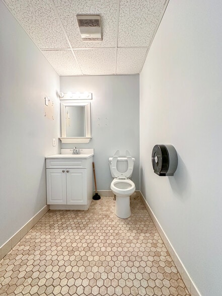 More Photos Of 406 E Pennsylvania Blvd, Feasterville Trevose Light Distribution For Lease