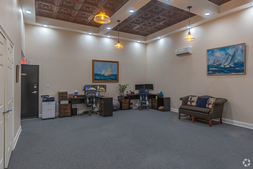 More Photos Of 117 San Augustine St, Center Office For Sale