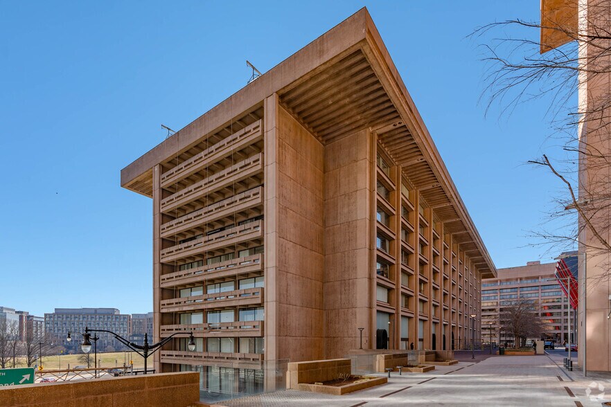 More Photos Of 950 L'Enfant Plz SW, Washington Office For Lease