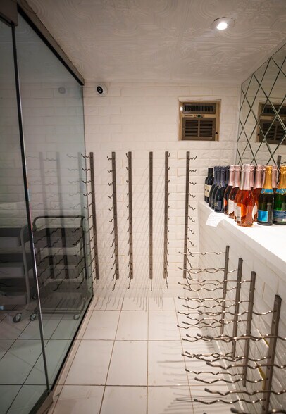 More Photos Of 829 Kapahulu Ave, Honolulu Restaurant For Lease