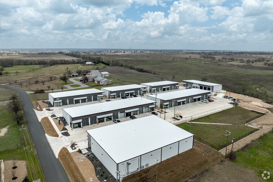 More Photos Of 19832 Panther Dr, Pflugerville Showroom For Lease