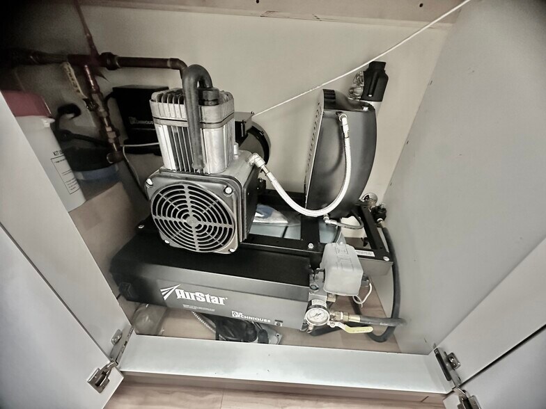 More Photos Of 4 Dearfield Dr, Greenwich Medical For Lease