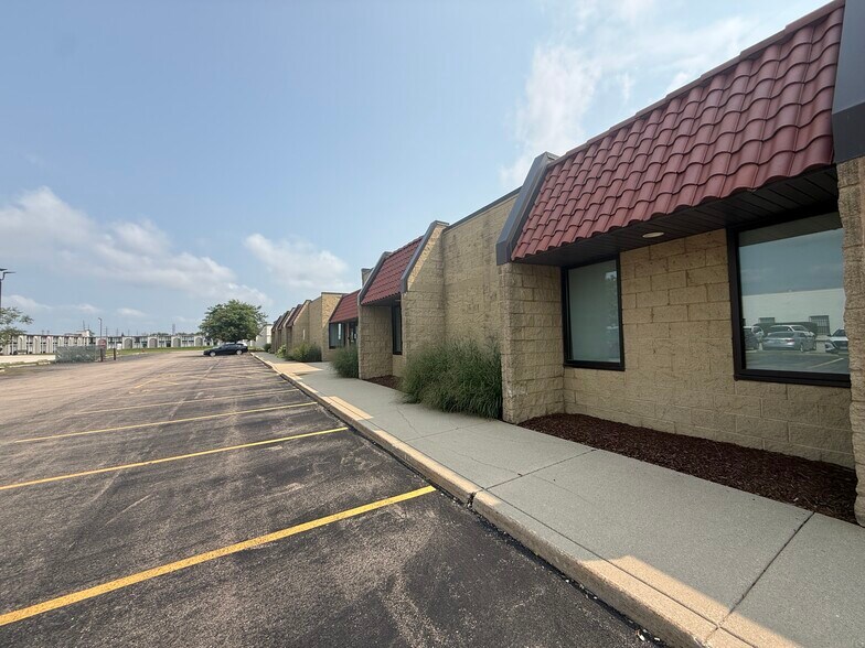 More Photos Of 365 Smoke Tree Plaza Dr, North Aurora Office For Lease