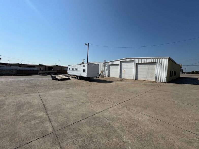More Photos Of 1600 S Interstate Highway 45, Hutchins Distribution For Sale
