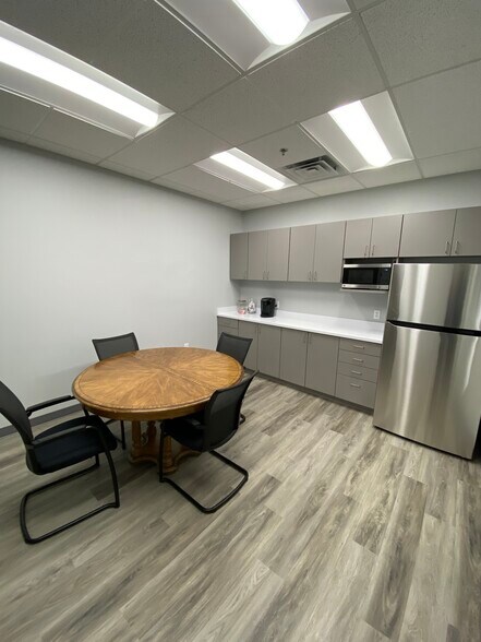 More Photos Of 808-812 Lyndon Ln, Louisville Unknown For Lease
