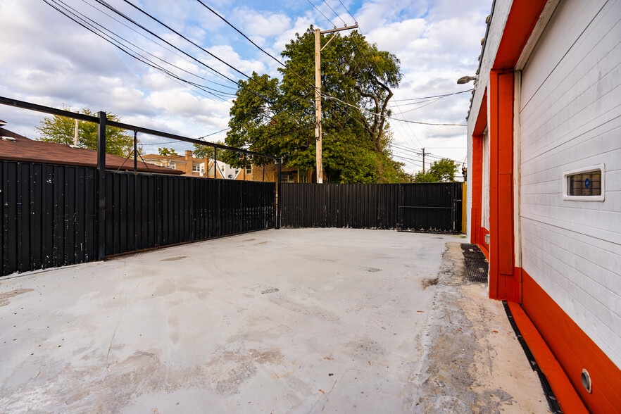 More Photos Of 4616 W Fullerton Ave, Chicago Light Manufacturing For Sale
