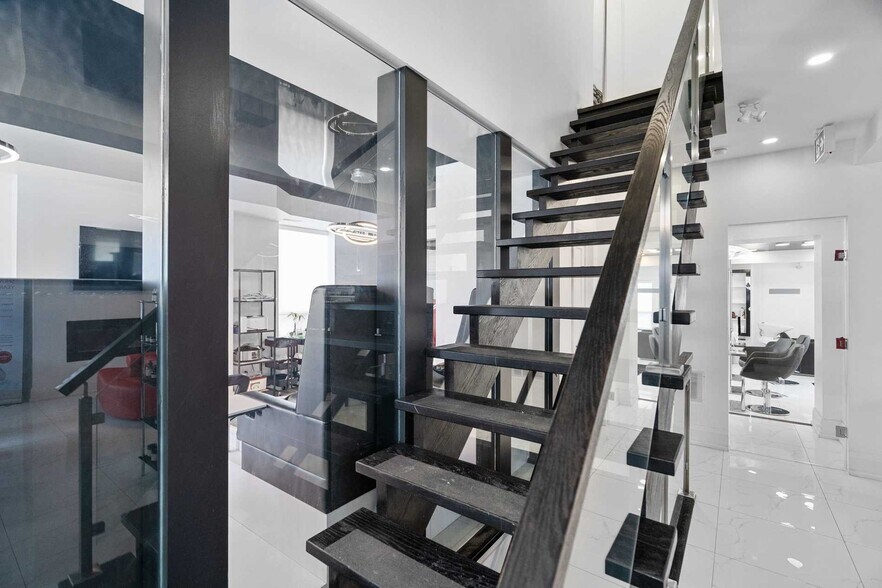 More Photos Of 62 Queen St S, Mississauga Freestanding For Lease